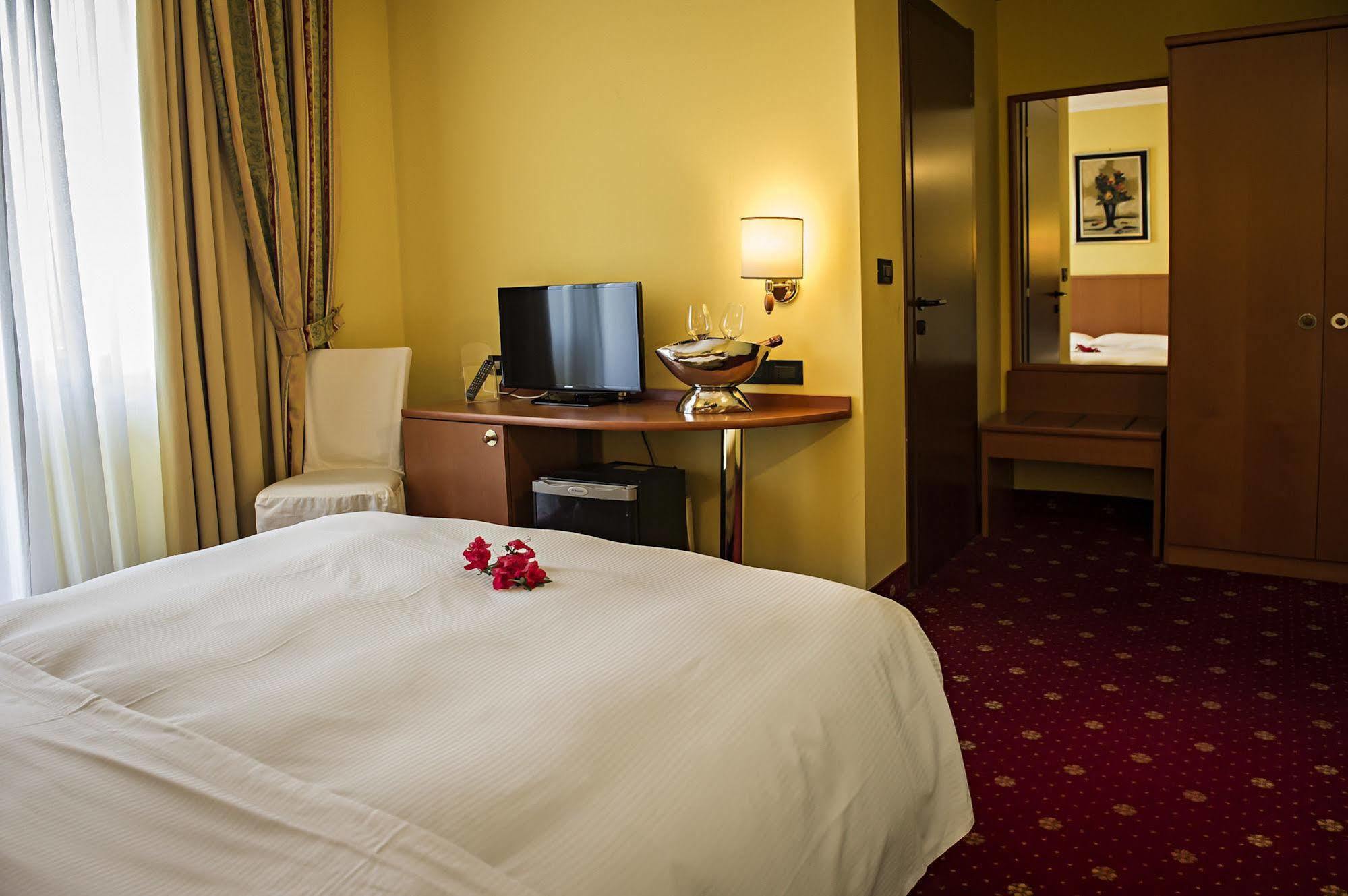Hotel Cinzia Ristorante Christian E Manuel Vercelli Zewnętrze zdjęcie